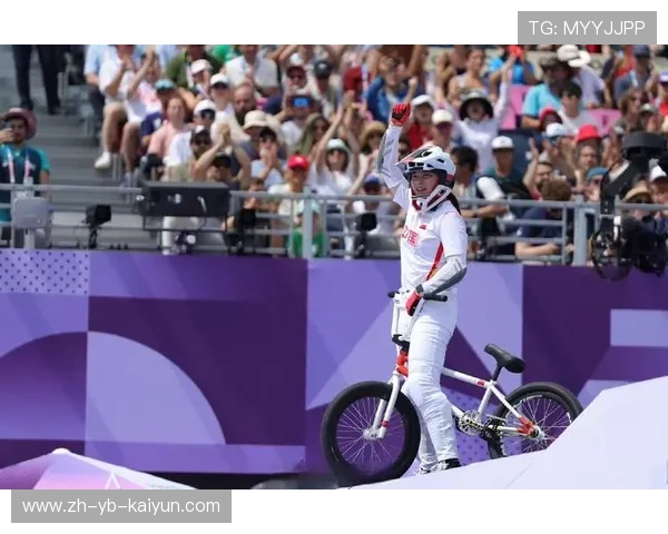 中国选手邓雅文在巴黎奥运会资格系列赛上海站小轮车自由式女子公园赛决赛中表现出色。