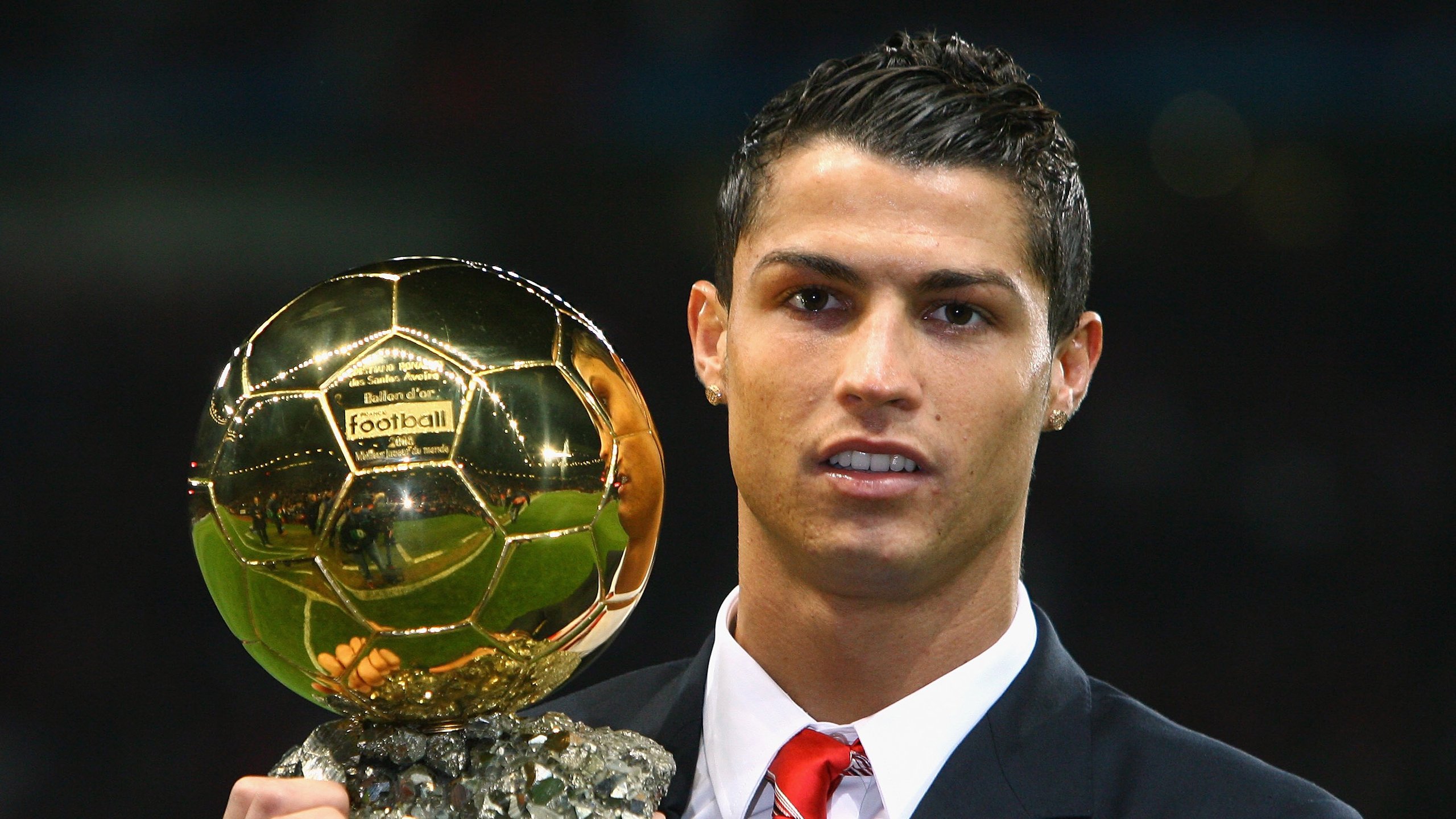 阿伦·斯密斯：他与全黑队后场的默契配合，为球队提供强大支持